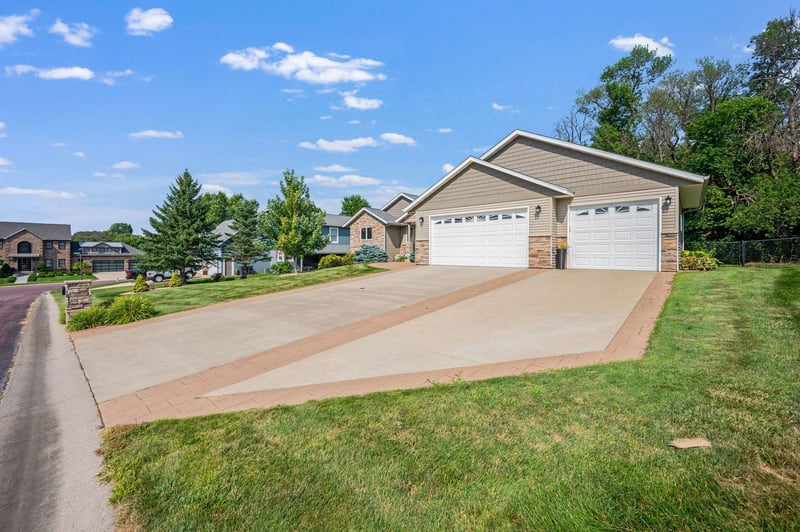 105 Hidden Oaks Cir, Mankato, MN 56001