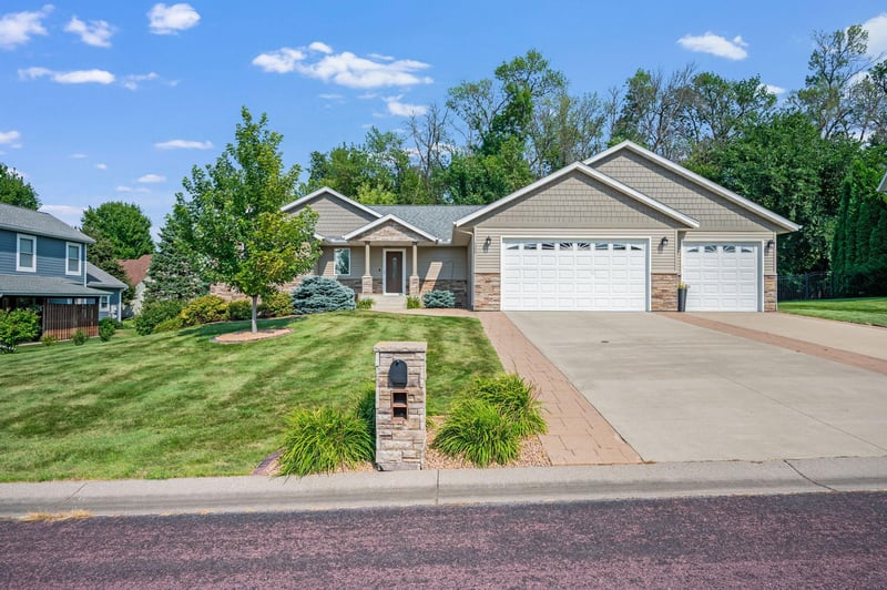 105 Hidden Oaks Cir, Mankato, MN 56001