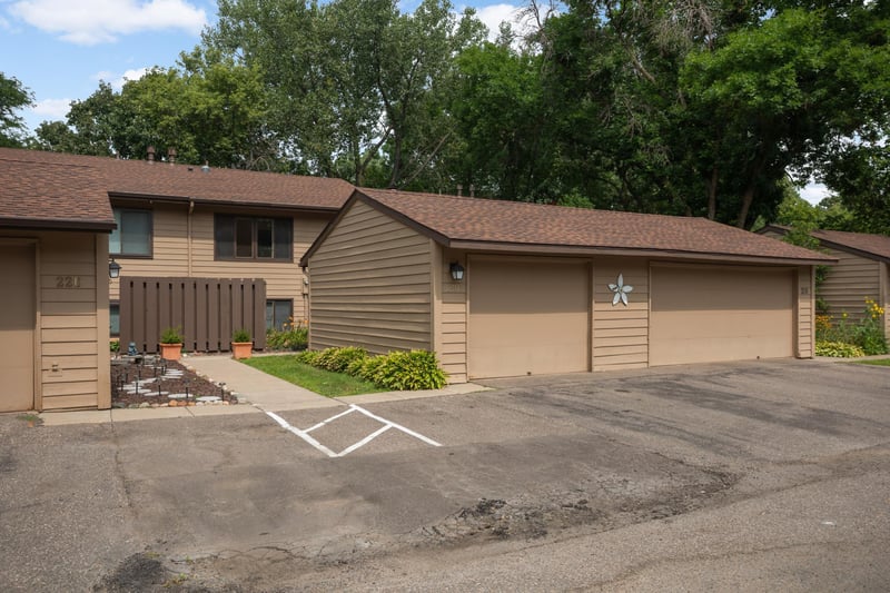219 W Eagle Lake Dr, Maple Grove, MN 55369