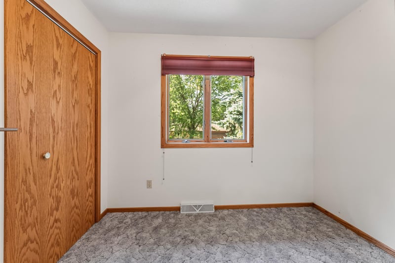 708 N Sprague St, Caledonia, MN 55921