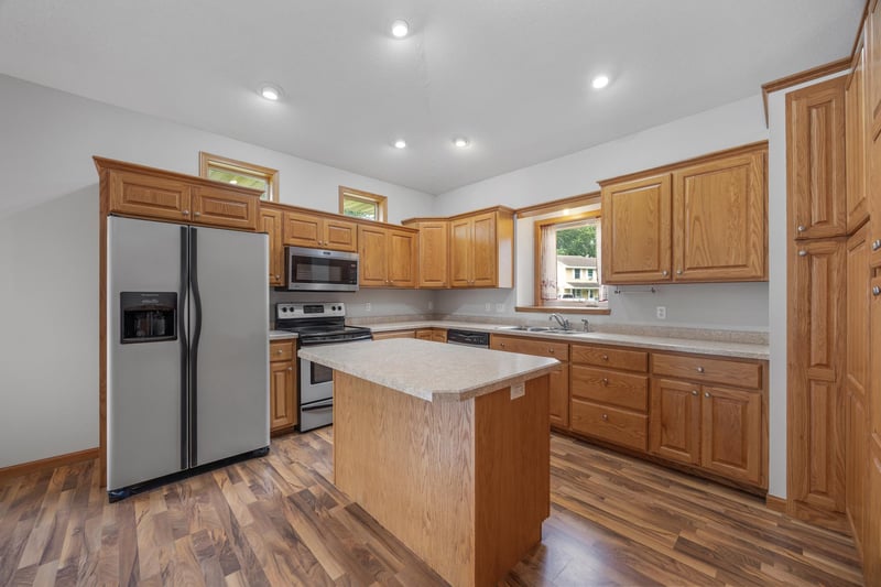 608 Parkview Cir, Delano, MN 55328