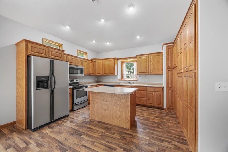 608 Parkview Cir, Delano, MN 55328