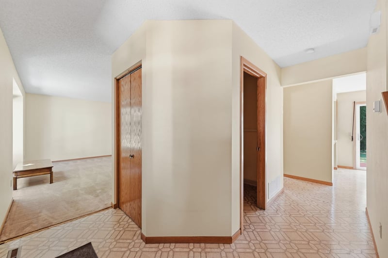 9391 Knighton Rd, Woodbury, MN 55125