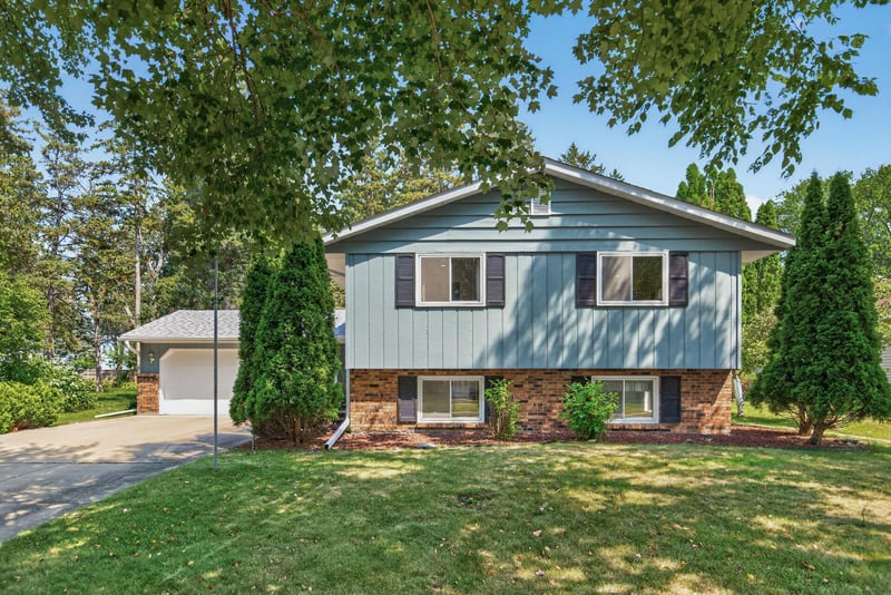 1858 Merrill St, Roseville, MN 55113