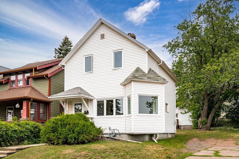 1027 E 9th St, Duluth, MN 55805