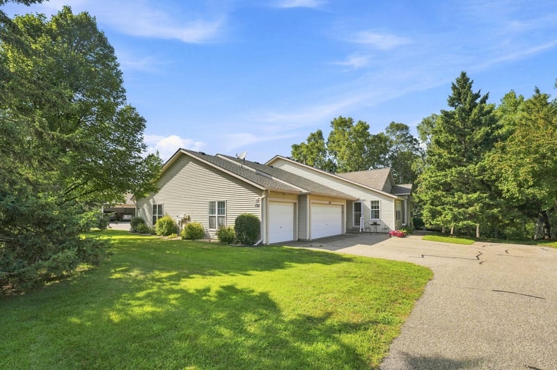 132 Wedgewood Ct, Mahtomedi, MN 55115