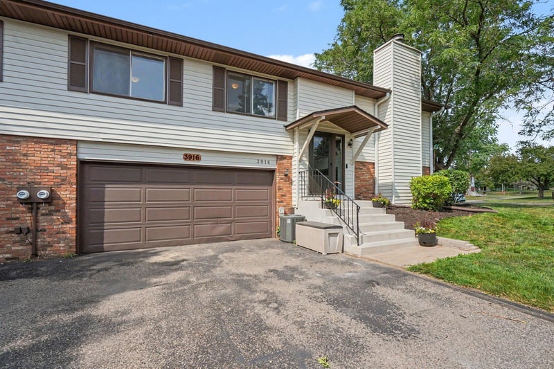 3916 Gershwin Ave N, Oakdale, MN 55128