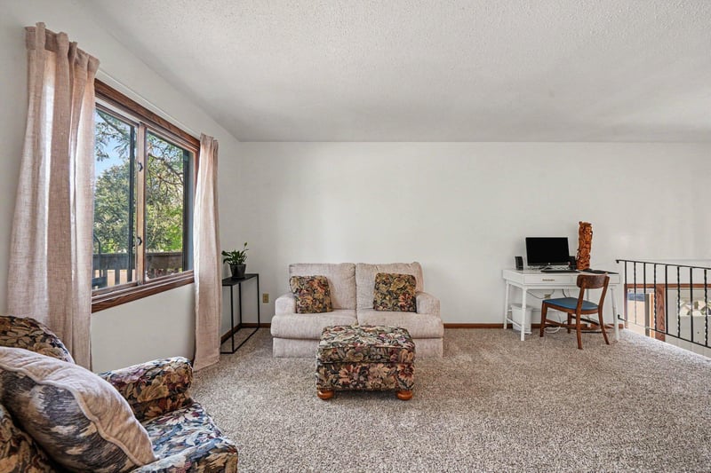 3916 Gershwin Ave N, Oakdale, MN 55128