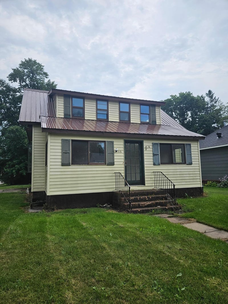 316 Roberts Ave NE, Warroad, MN 56763