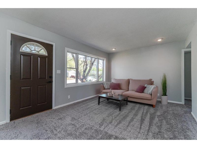 140 Carol Ln, West Saint Paul, MN 55118