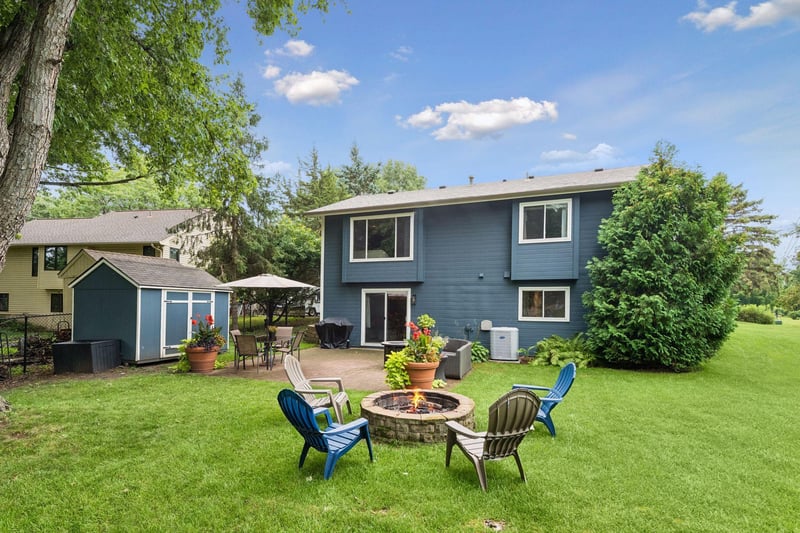 1705 White Oak Dr, Chaska, MN 55318
