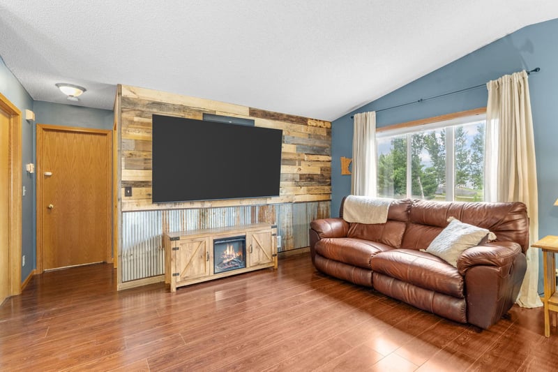 6 Nina Ct SW, Isanti, MN 55040
