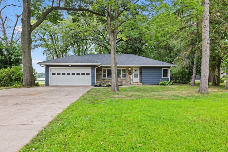 5415 Twin Lake Blvd E, Brooklyn Center, MN 55429