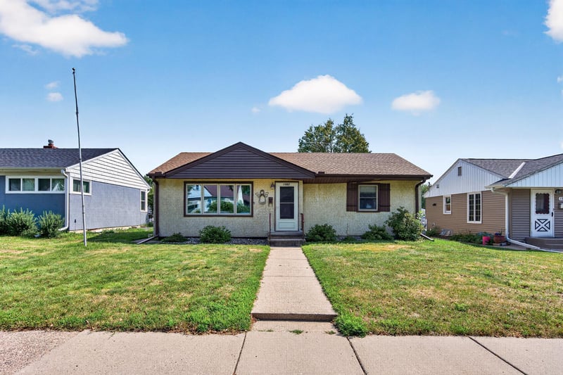 1582 Hoyt Ave E, Saint Paul, MN 55106