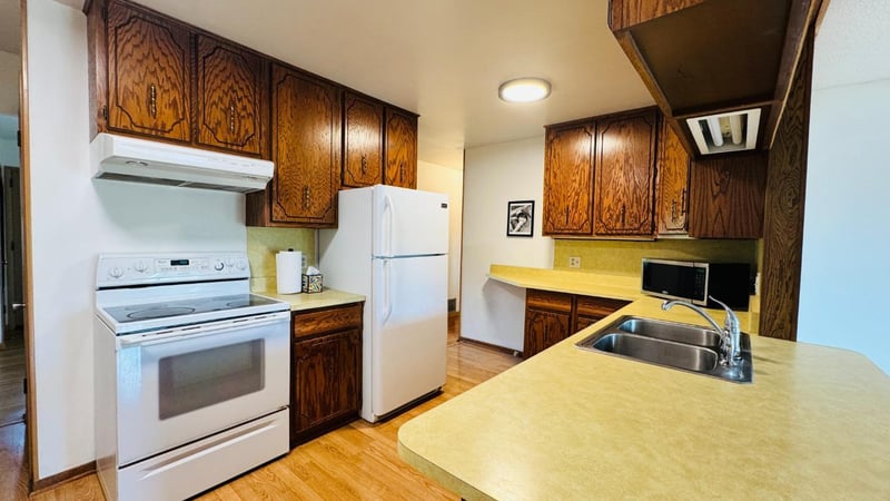 1716 Oakcrest Ave, Roseville, MN 55113
