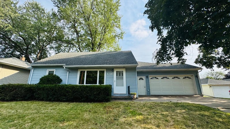 1716 Oakcrest Ave, Roseville, MN 55113
