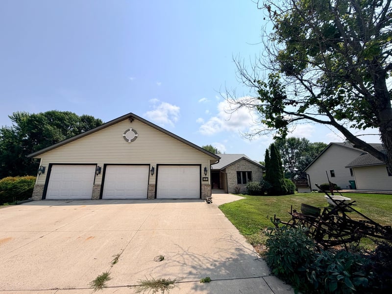 141 Fairlawn Ave E, Winsted, MN 55395