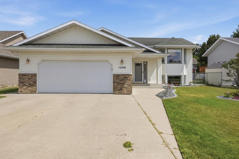 1206 18th St N, Moorhead, MN 56560