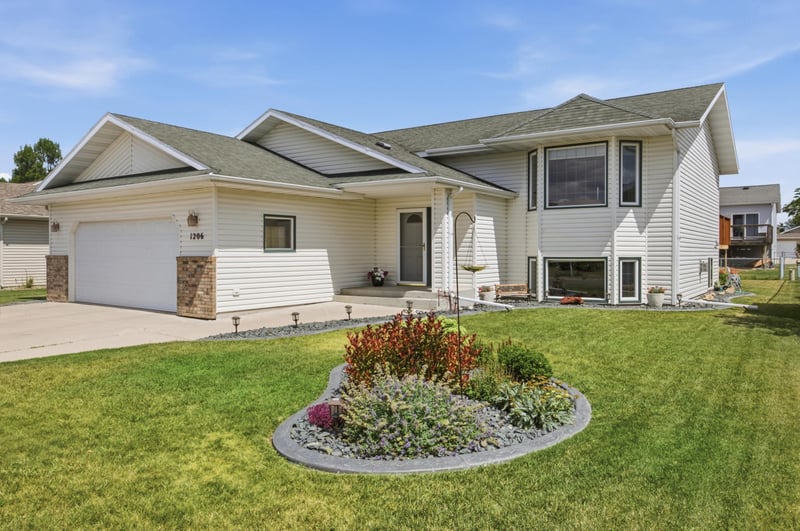 1206 18th St N, Moorhead, MN 56560