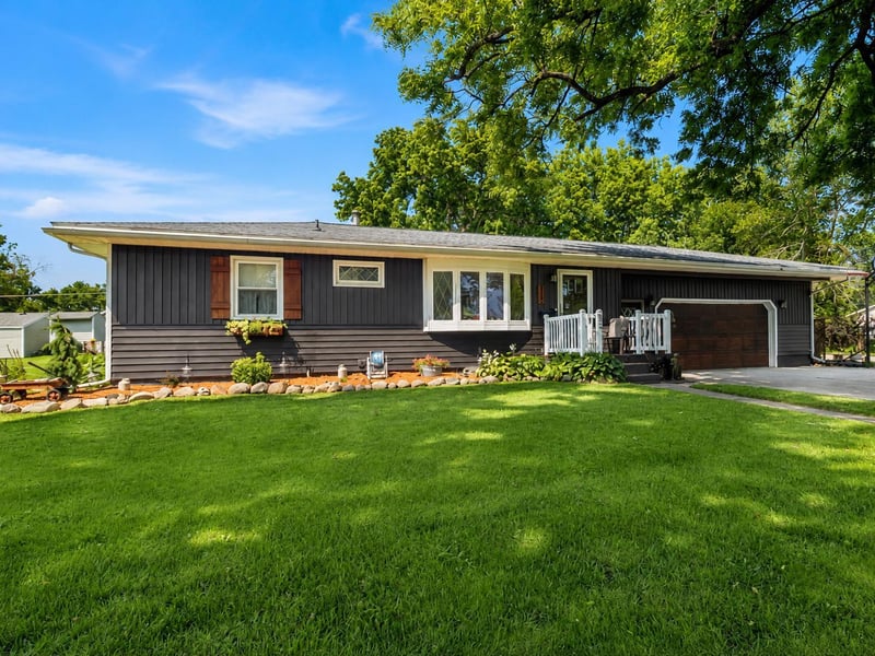 313 1st St SE, Madelia, MN 56062