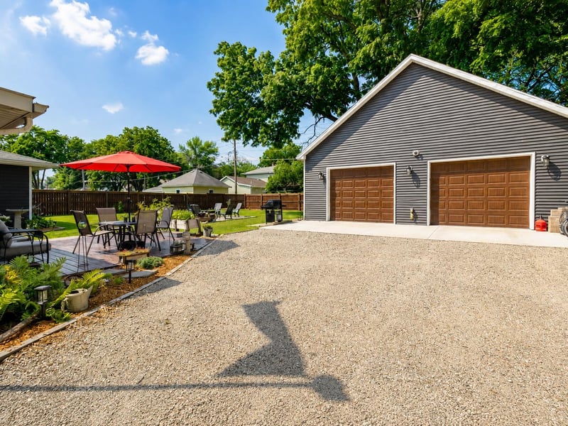 313 1st St SE, Madelia, MN 56062