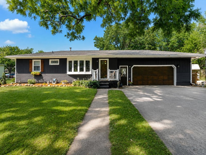 313 1st St SE, Madelia, MN 56062