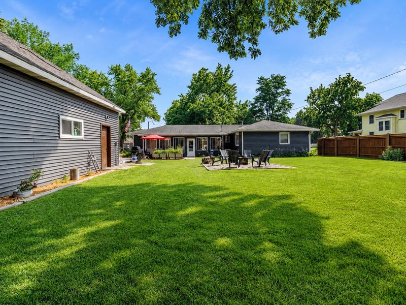 313 1st St SE, Madelia, MN 56062