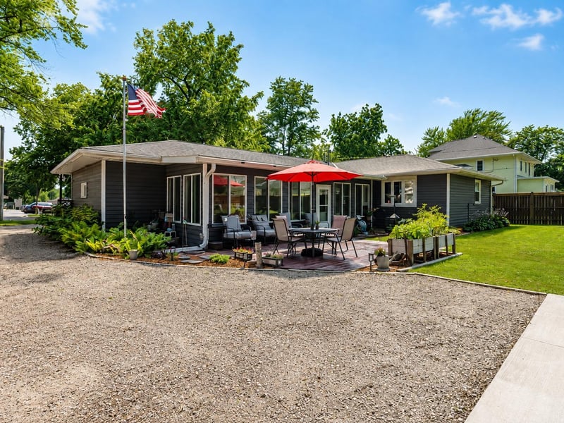 313 1st St SE, Madelia, MN 56062