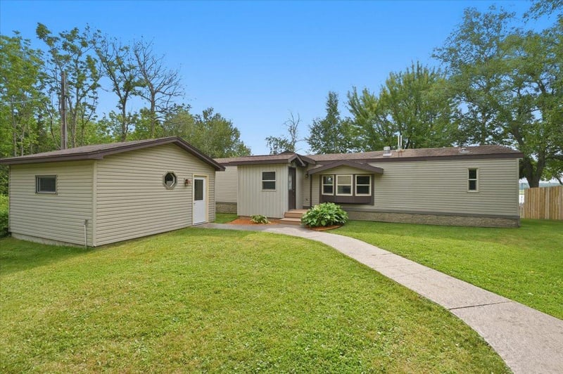 5226 E Lake Rd, Saginaw, MN 55779