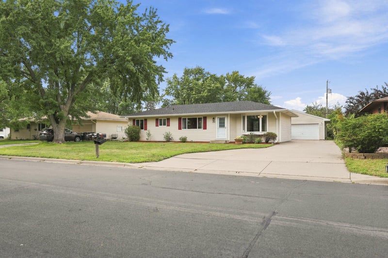 2107 Shale Ln, Eagan, MN 55122