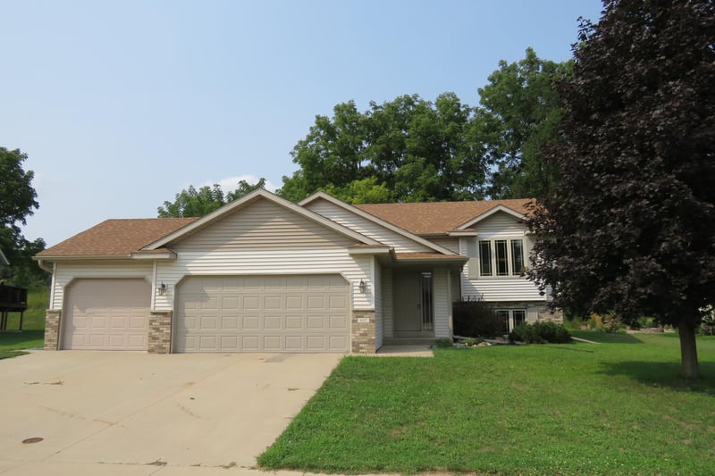 652 7th St SW, Pine Island, MN 55963