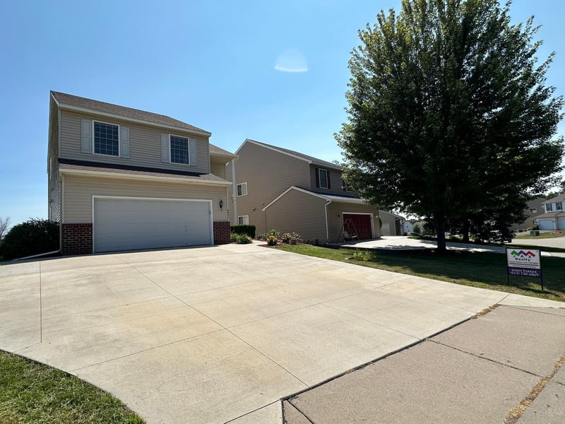 8497 Savanna Oaks Ln, Woodbury, MN 55125
