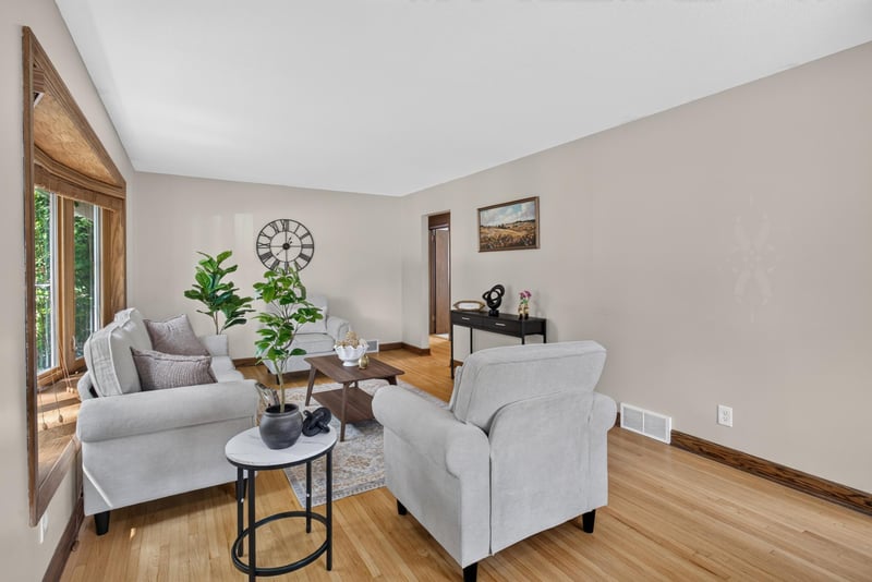 1212 Sugar Ln, Chaska, MN 55318