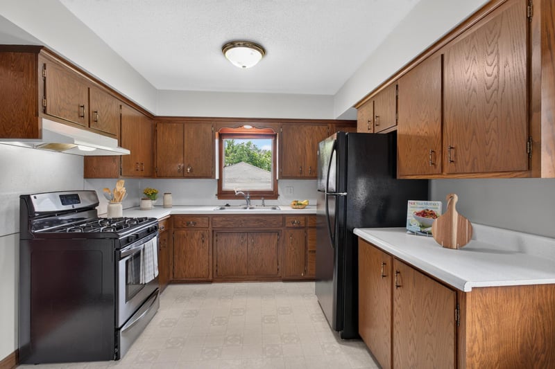 1212 Sugar Ln, Chaska, MN 55318