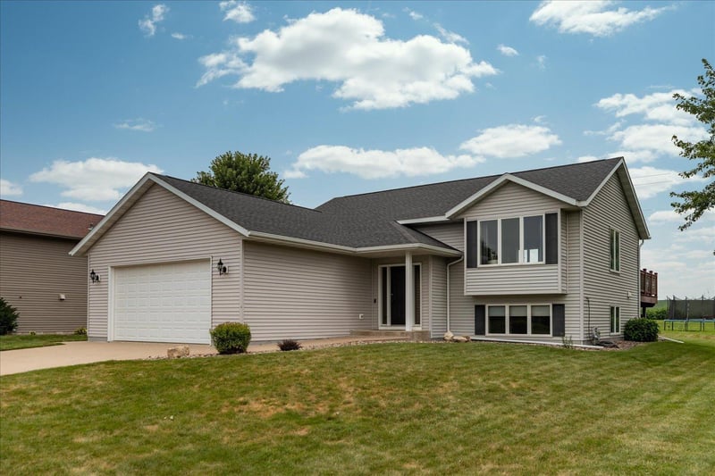 153 Penn Dr, Saint Charles, MN 55972