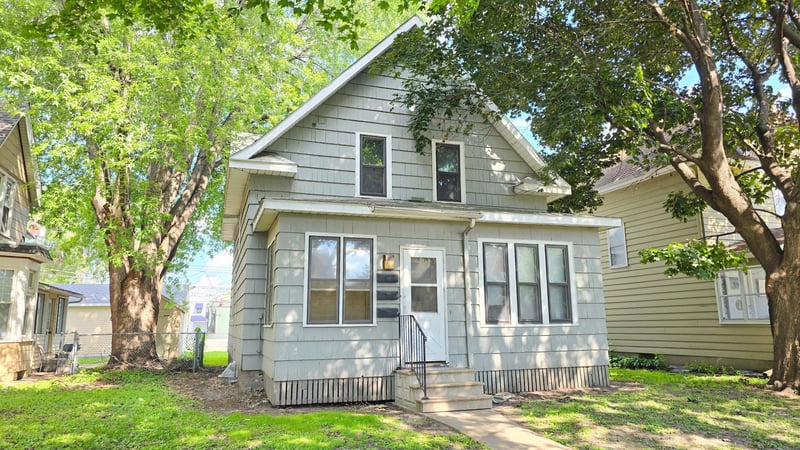 1094 Albemarle St, Saint Paul, MN 55117
