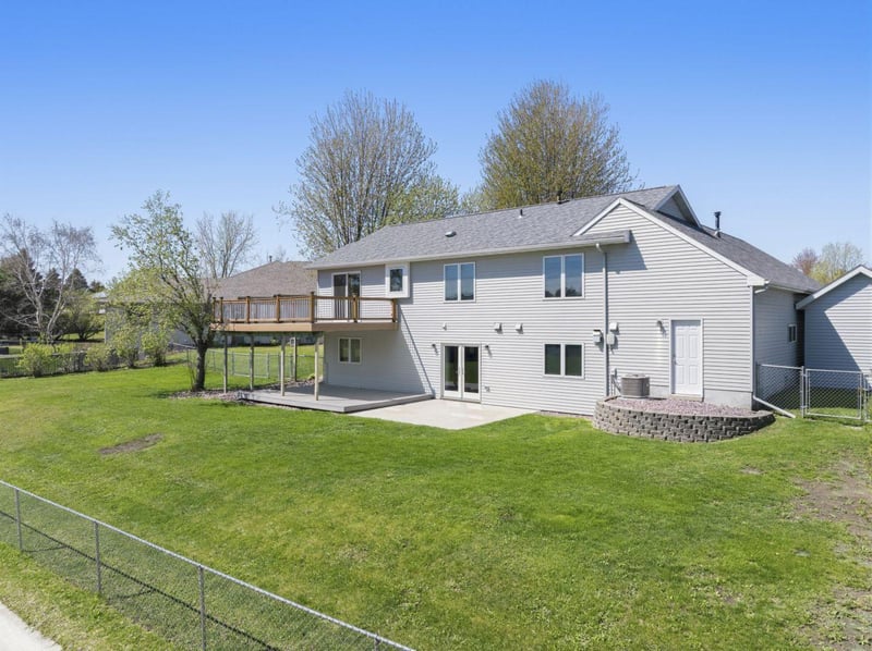 465 8th St SW, Plainview, MN 55964