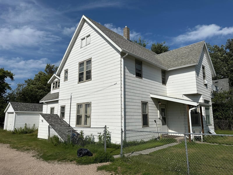 415 1st St E, Thief River Falls, MN 56701