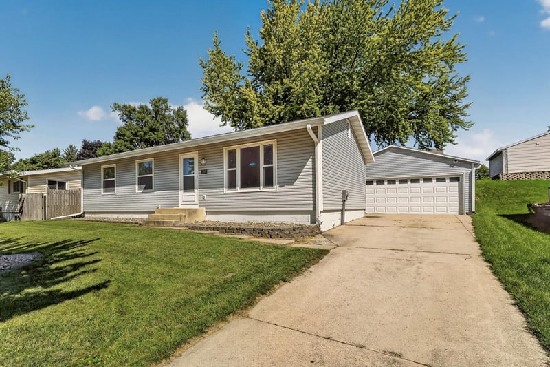 709 37th St SW, Rochester, MN 55902