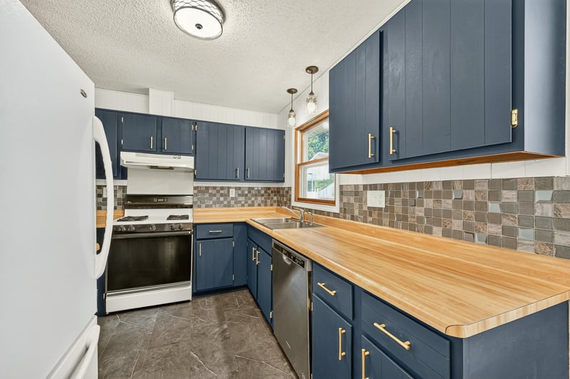 709 37th St SW, Rochester, MN 55902