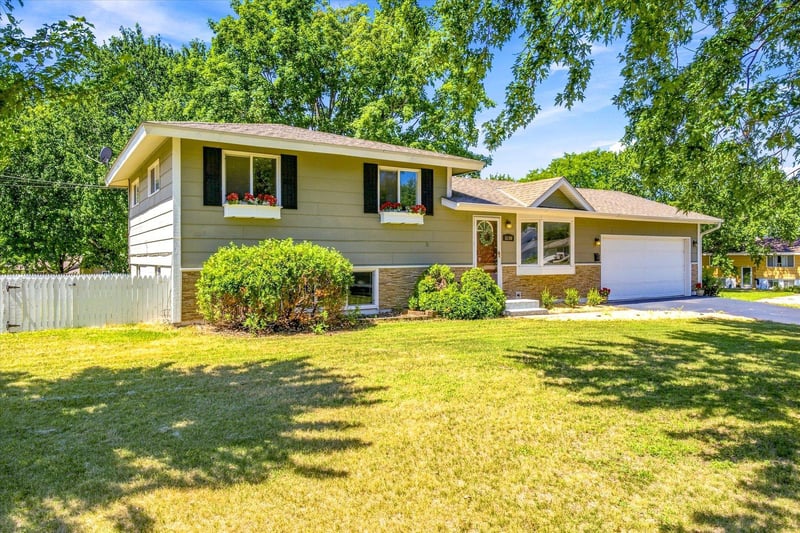 8200 Goodrich Rd, Bloomington, MN 55437