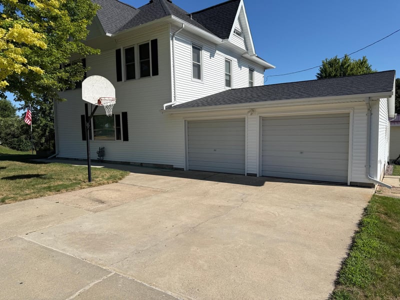 124 N Spring Ave, Springfield, MN 56087