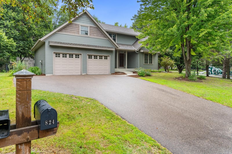 824 Springhill Dr, Burnsville, MN 55306