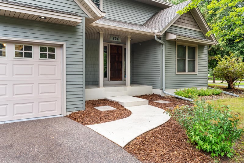 824 Springhill Dr, Burnsville, MN 55306