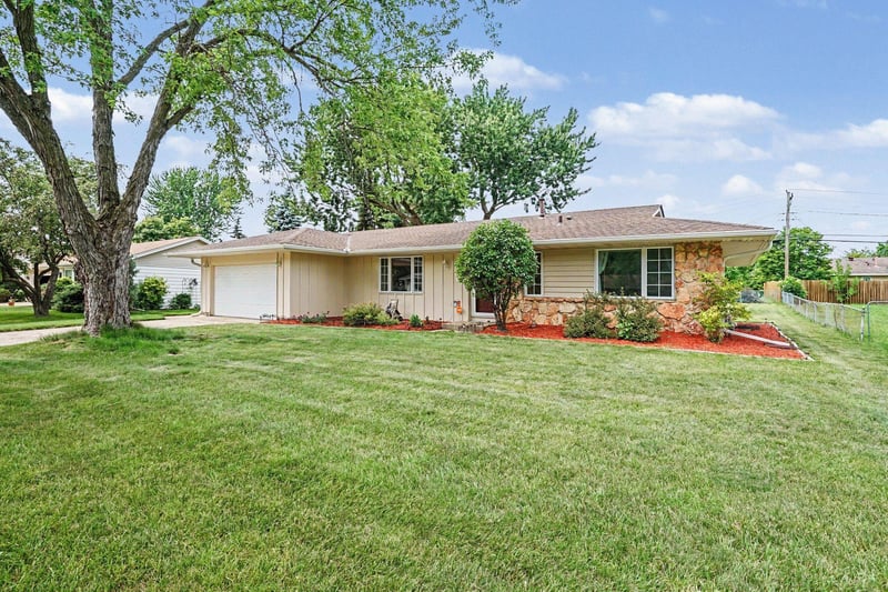 981 Oriole Dr, Apple Valley, MN 55124