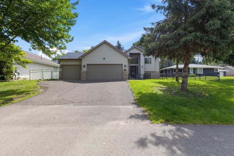 1911 Queens Dr, Woodbury, MN 55125