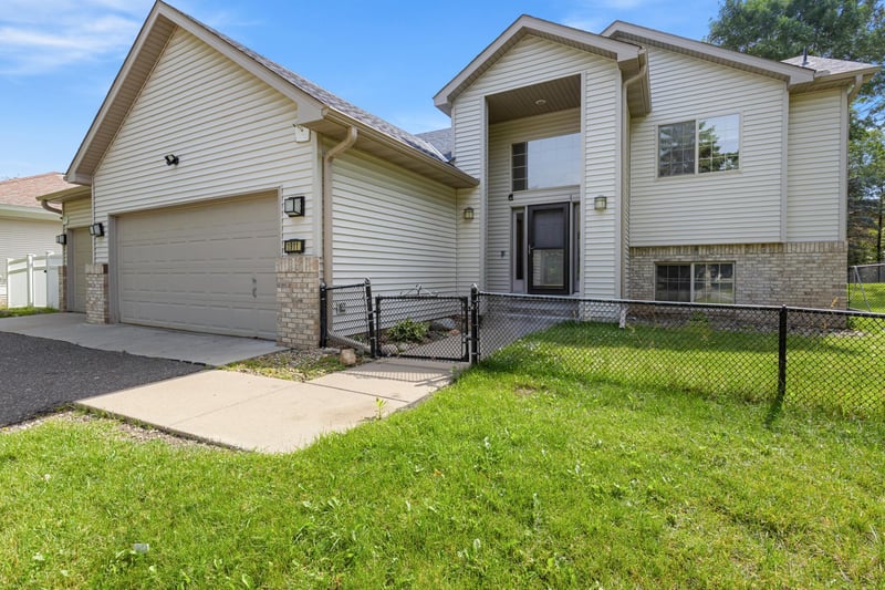 1911 Queens Dr, Woodbury, MN 55125