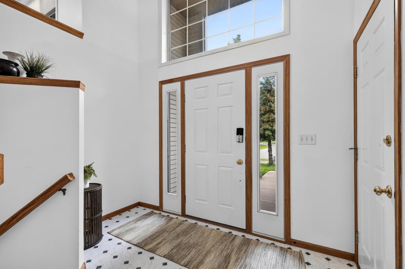 1911 Queens Dr, Woodbury, MN 55125