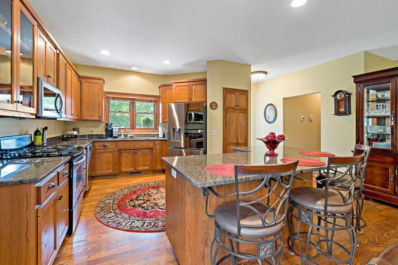 1371 Holly Ave N, Oakdale, MN 55128