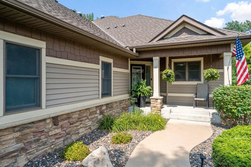 1371 Holly Ave N, Oakdale, MN 55128